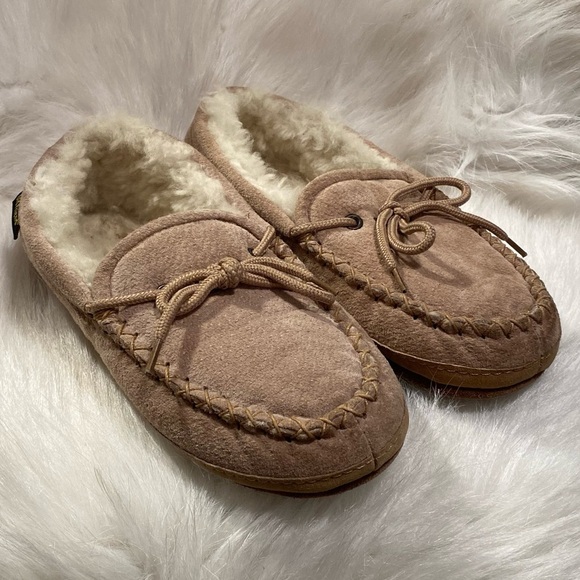 Old Friend Slippers‎ Women’s Size 6 Slip On Fuzzy Warmth - Picture 1 of 7